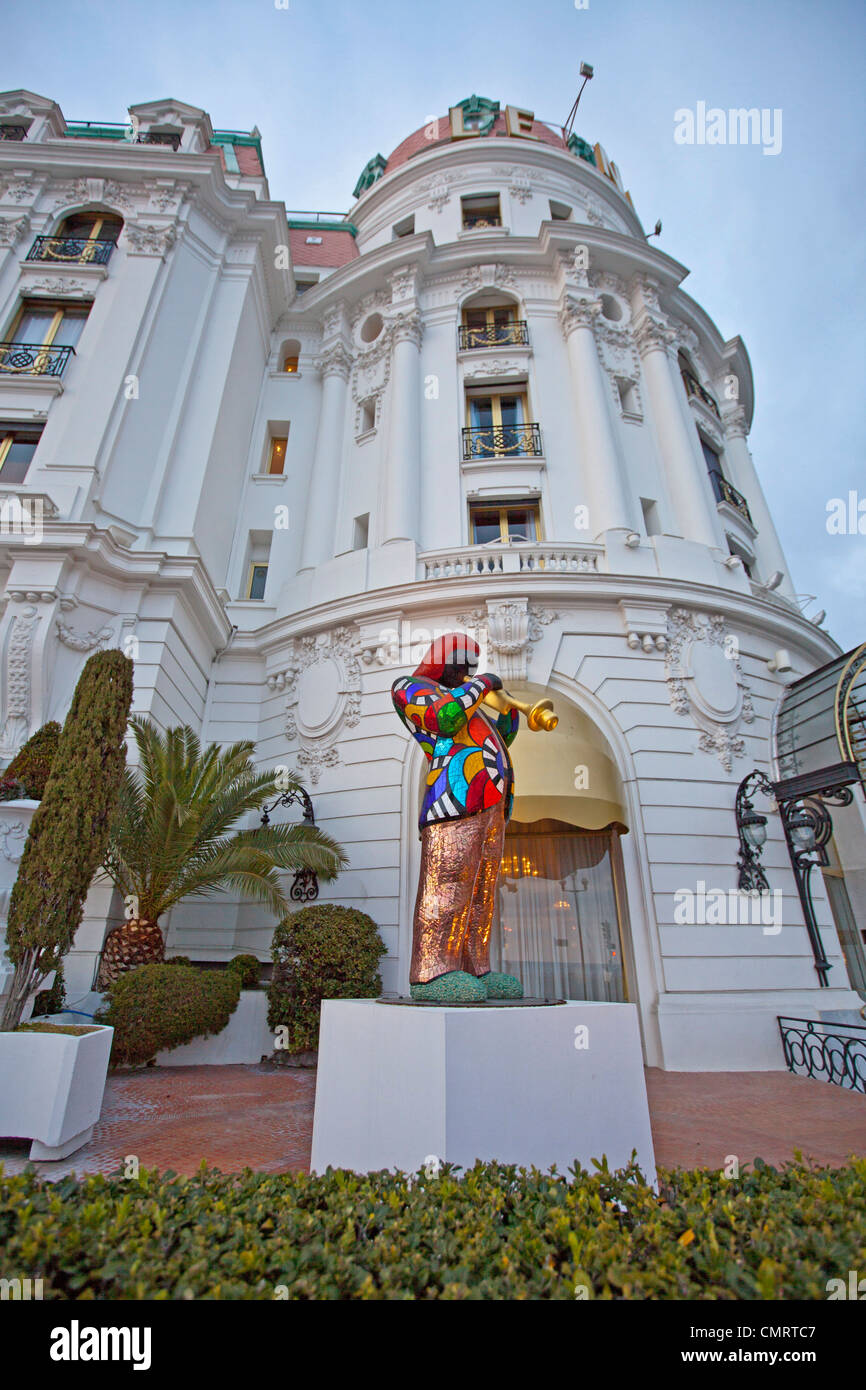 Das Hotel Negresco Nizza Frankreich. Eingang mit bunten Statue des Musikers Trompete zu spielen. 124688 Nice Negresco Stockfoto