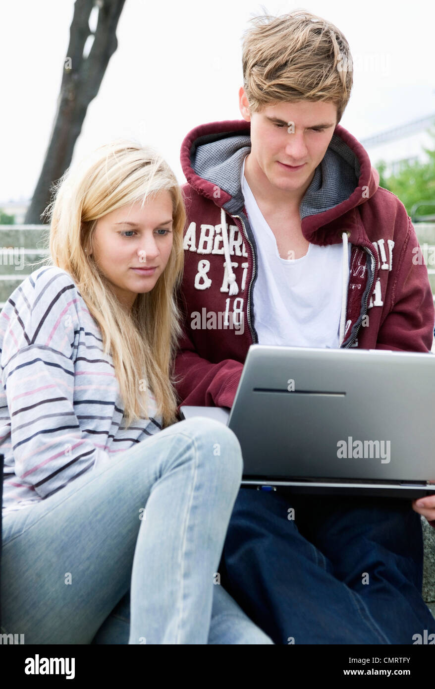 Zwei Studenten auf Steintreppen mit laptop Stockfoto