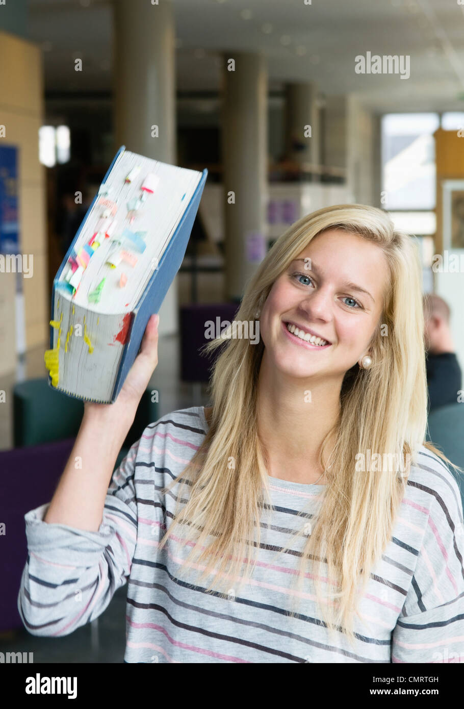 Woman Holding Buch der Referenz Stockfoto