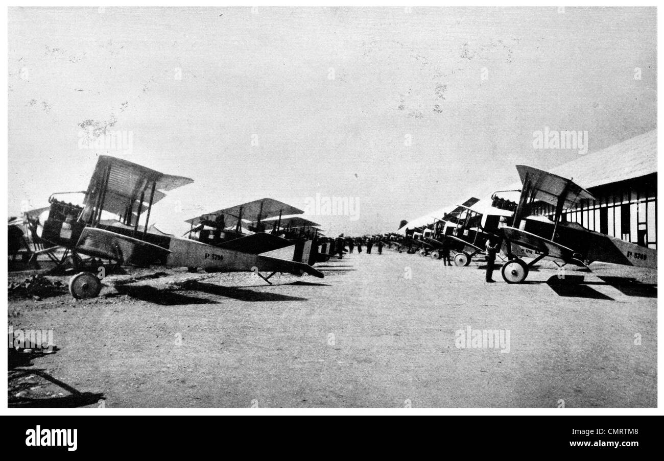 1918 italienische Luftwaffe Geschwader in der Nähe der Alpen Flugzeug Flugzeug Militär Armee Krieg Stockfoto