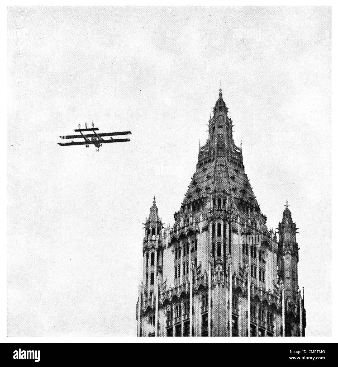 1918 große Caproni Doppeldecker fliegen Woolworth Tower New York Stockfoto