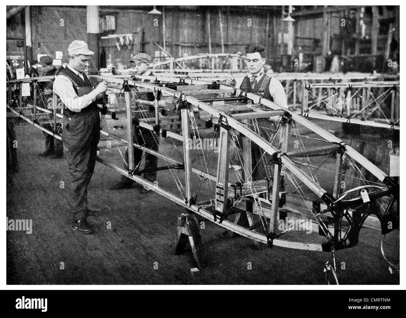 1918 Skelett von amerikanischen Flugzeugen Rumpfaufbau Körper Fabrik Stockfoto