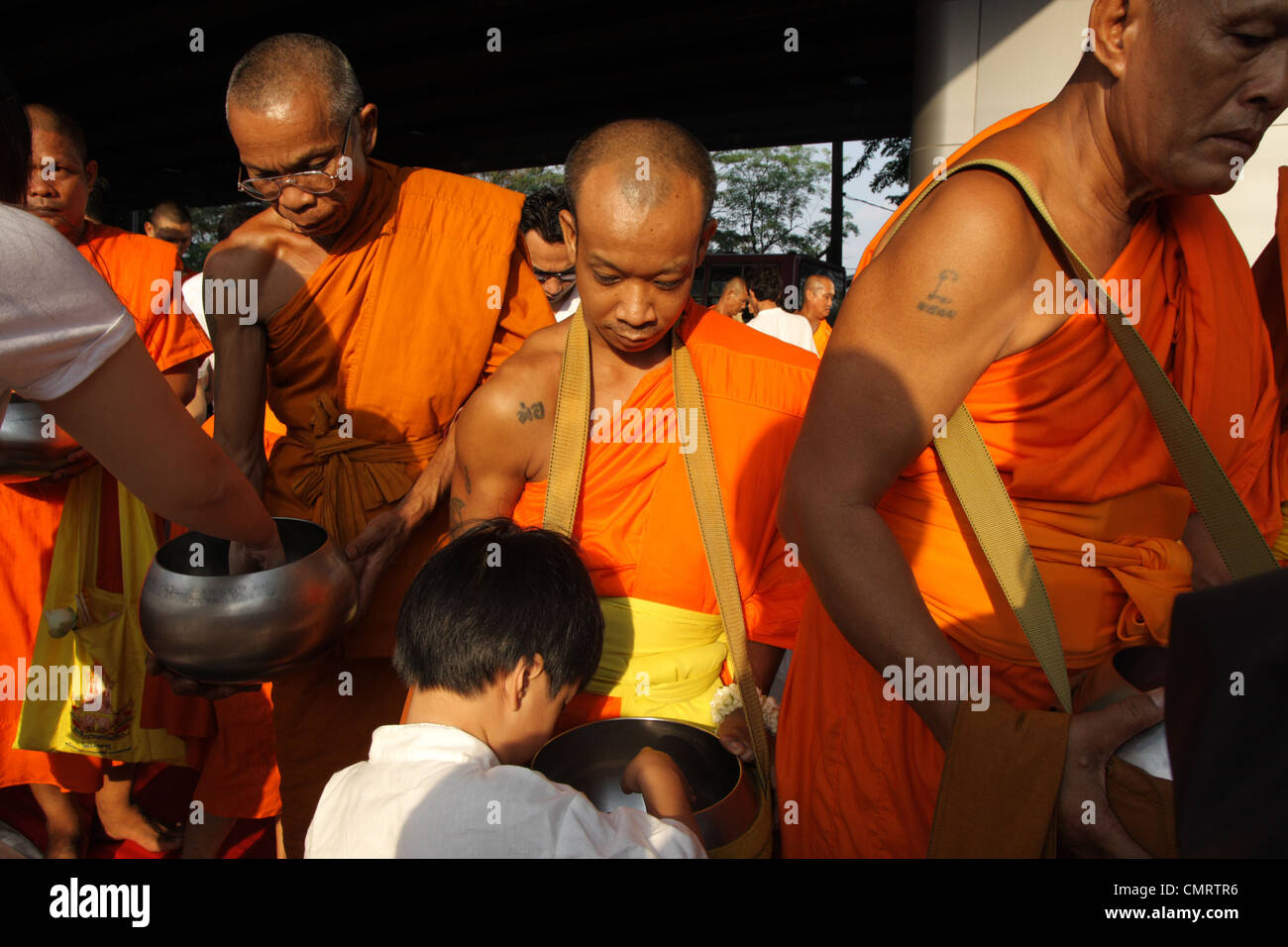 Thais geben Speisen angeboten, buddhistische Mönche Stockfoto