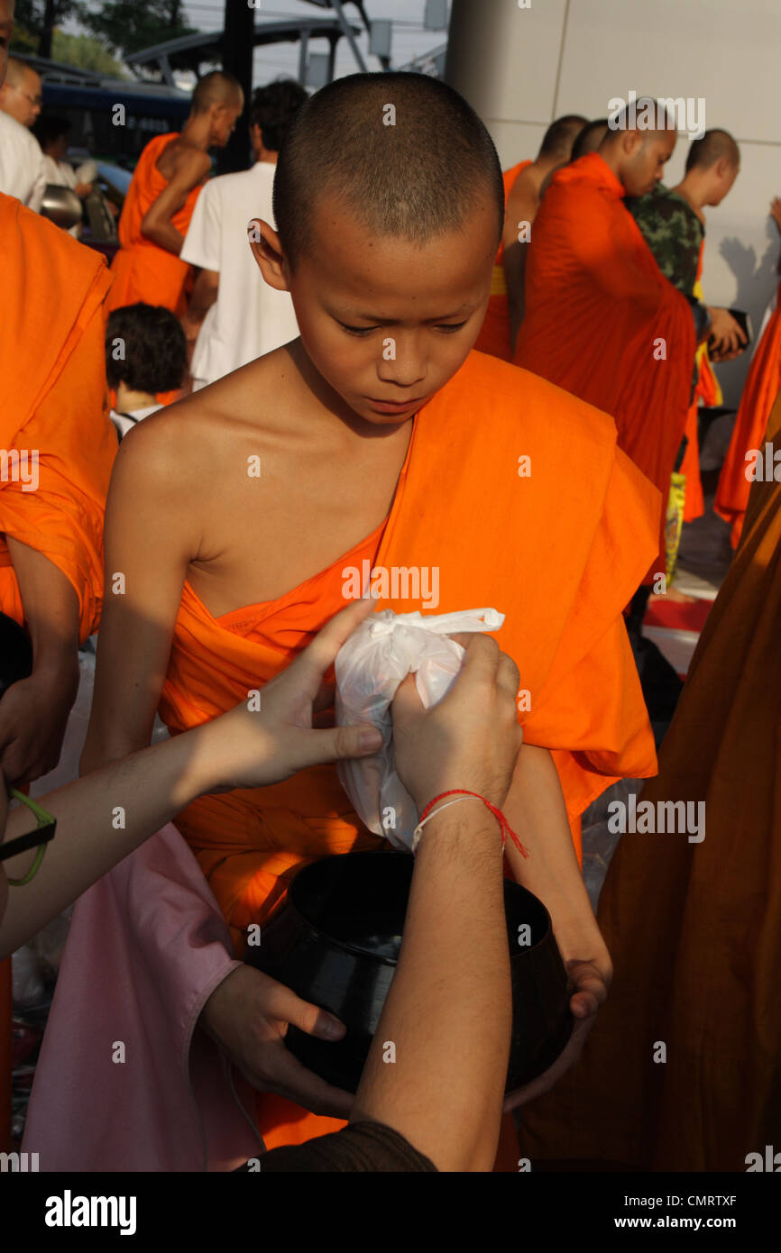 Thais geben Speisen angeboten, buddhistische Mönche Stockfoto