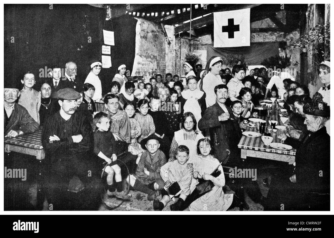 1918 rotes Kreuz Abendessen Abendessen essen Krieg Zone Flüchtling Keller Paris Bahnhof Stockfoto