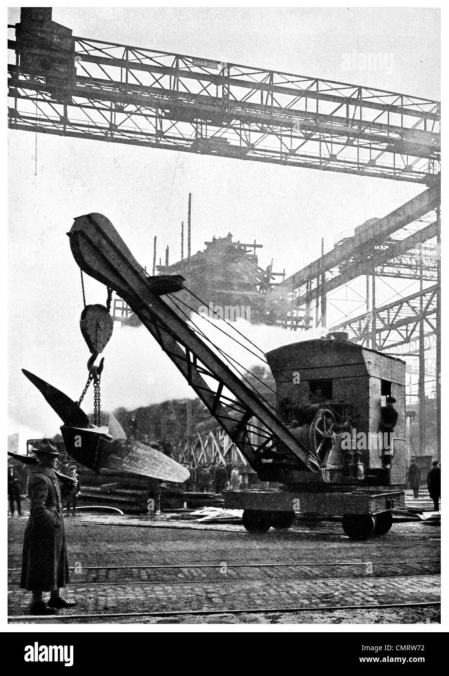 1918 Hog Island Track Kran mit Propeller aus Maschinenhalle zu geneigten Militärpolizei Werft Hog Island Philadelphia, Stockfoto