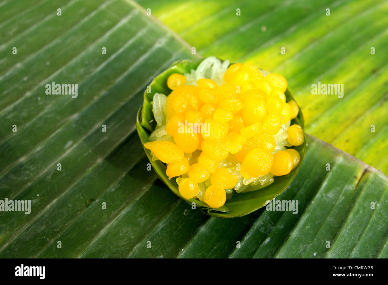 Thai Dessert Sticky-Reis mit Ei Eigelb Tropfen Gold Stockfoto