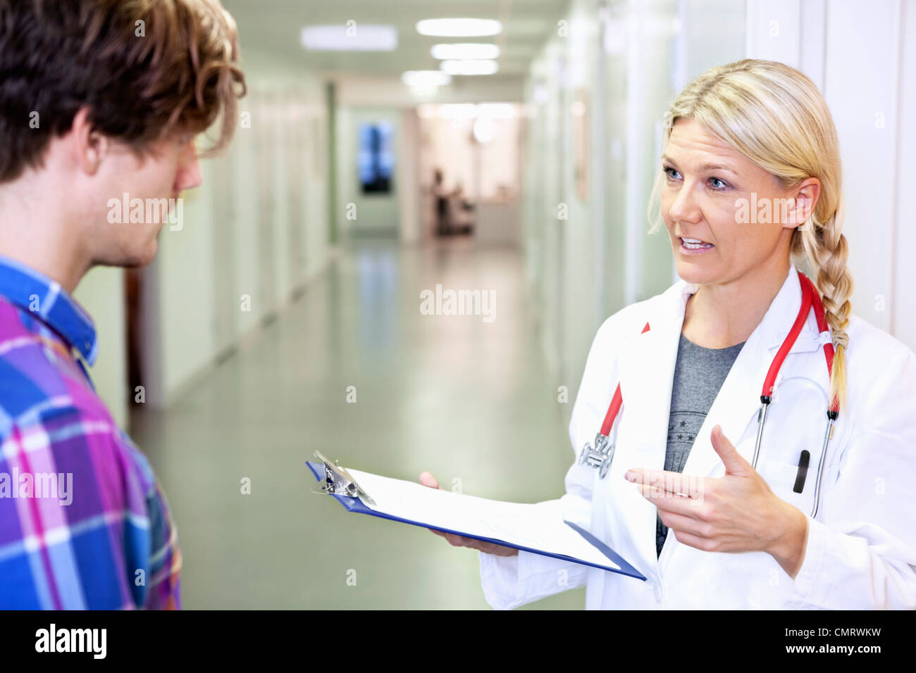 Doctor patient talking -Fotos und -Bildmaterial in hoher Auflösung – Alamy