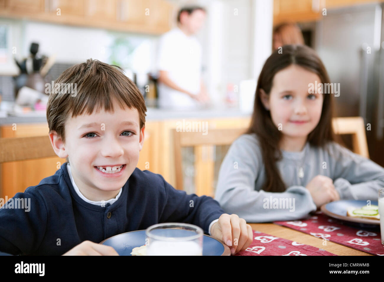 Kinder in der Küche Stockfoto