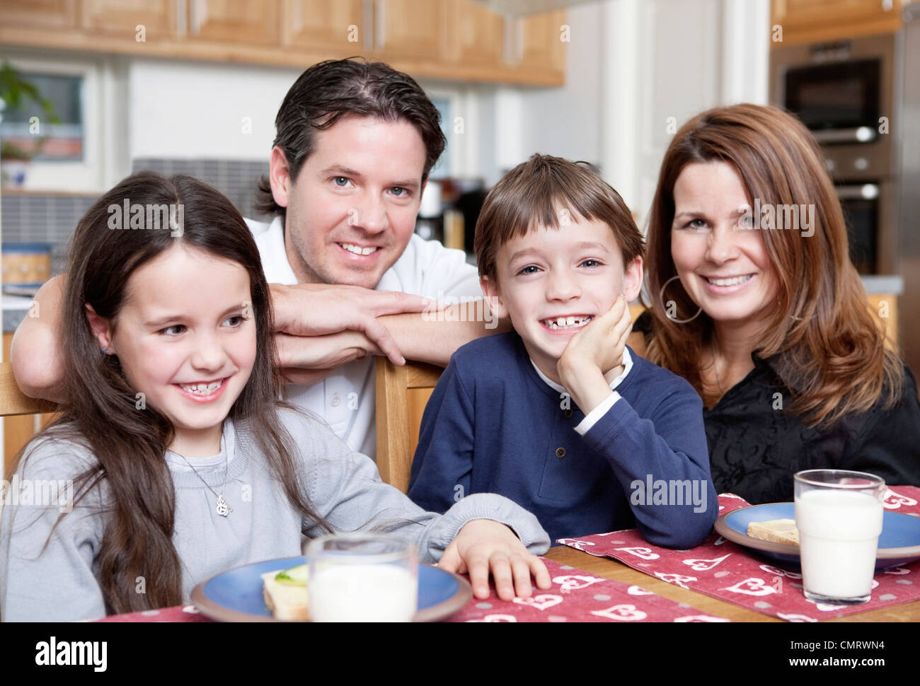 Familie in Küche Stockfoto