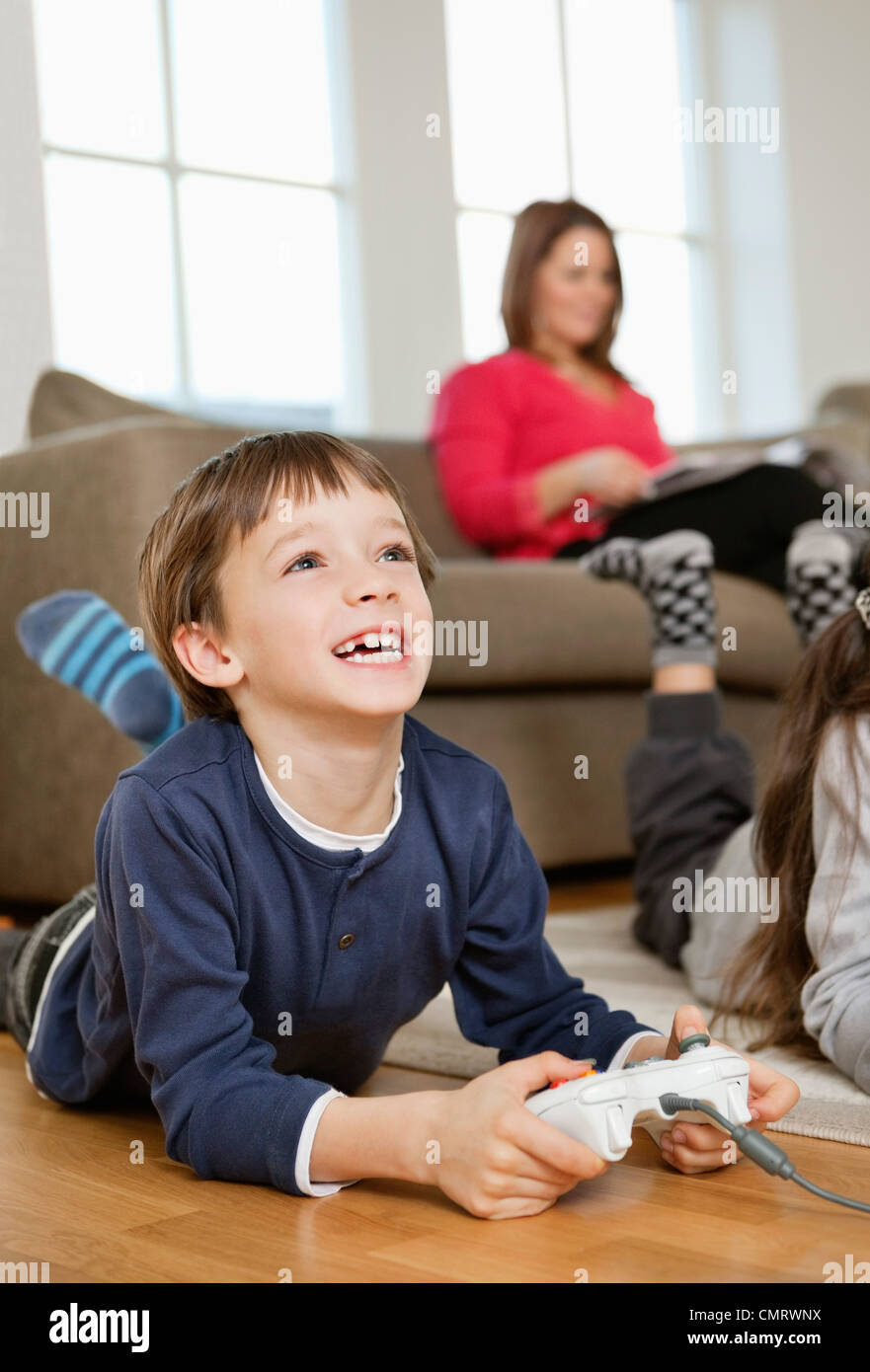 Kinder Palying Videospiele Stockfoto