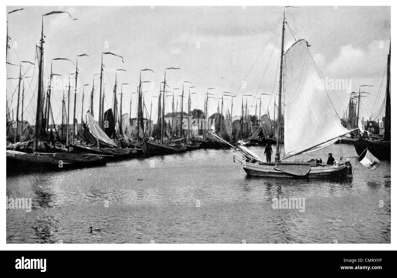 1923 Volendam Fischereiflotte im Hafen Schiff Boot Segel North Holland Niederlande, Gemeinde Edam-Volendam. Stockfoto