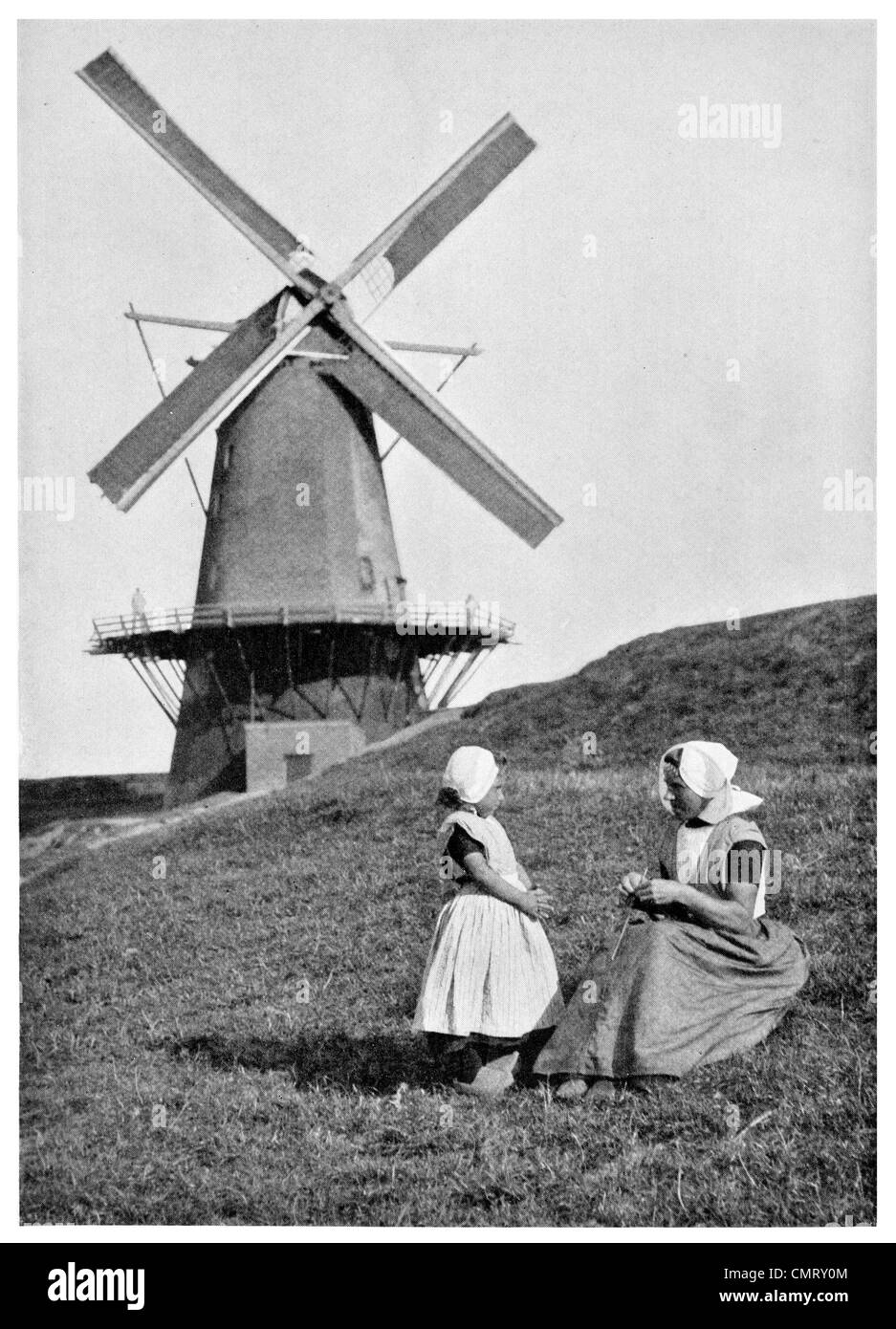 1923 holländische Mühle Windmühle auf dem Deich-Mutter-Tochter-Holland Stockfoto