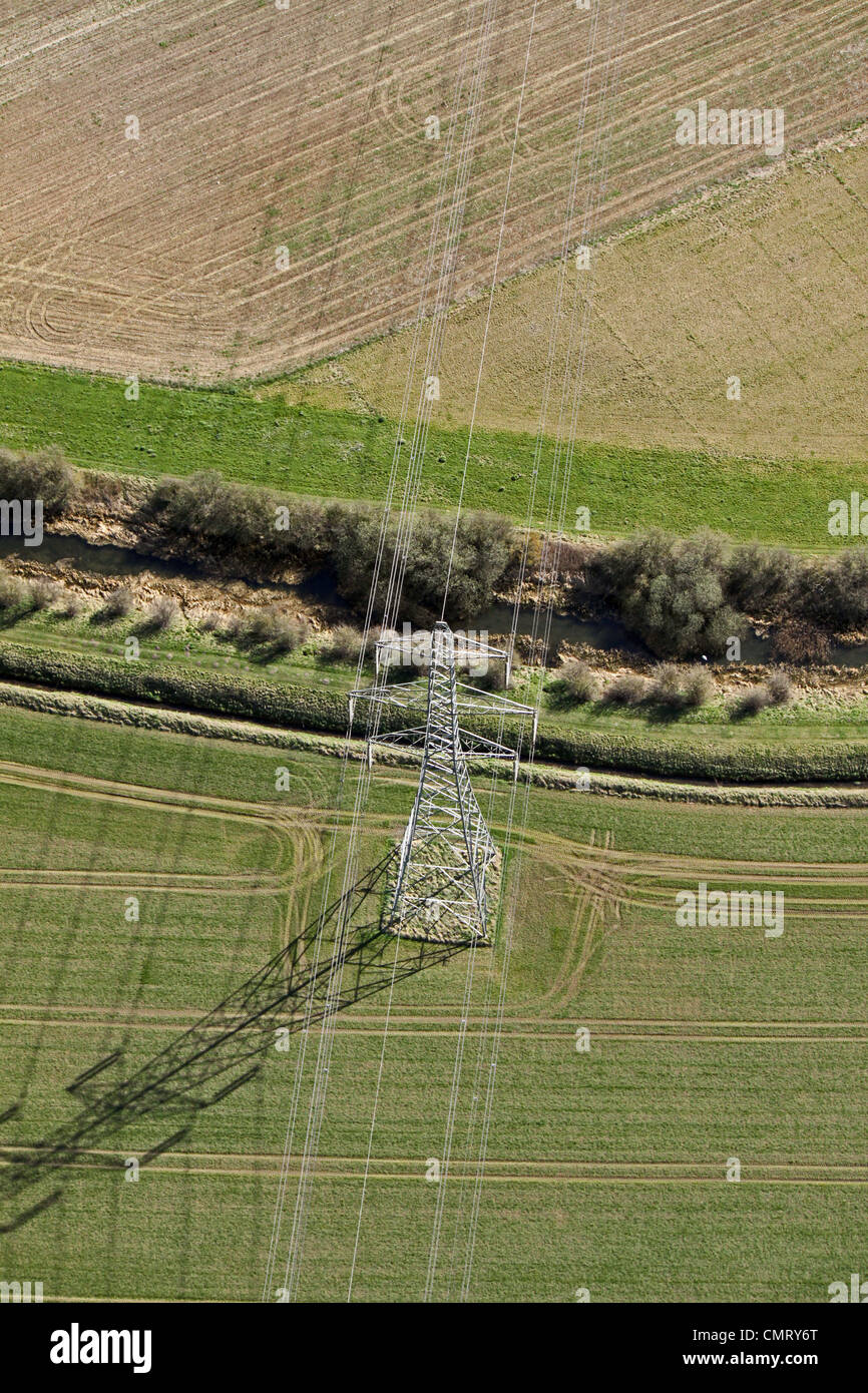 Luftaufnahme eines Strommonstungs und Stromleitungen, die einen Strom überqueren Stockfoto