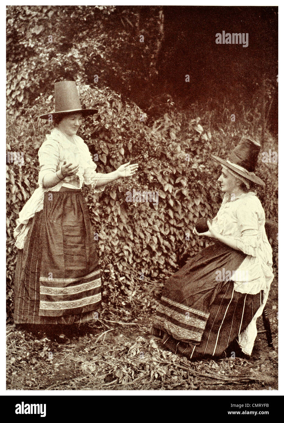 1923 walisischen Frauen traditionellen Garten im Canarvon Wales Stockfoto