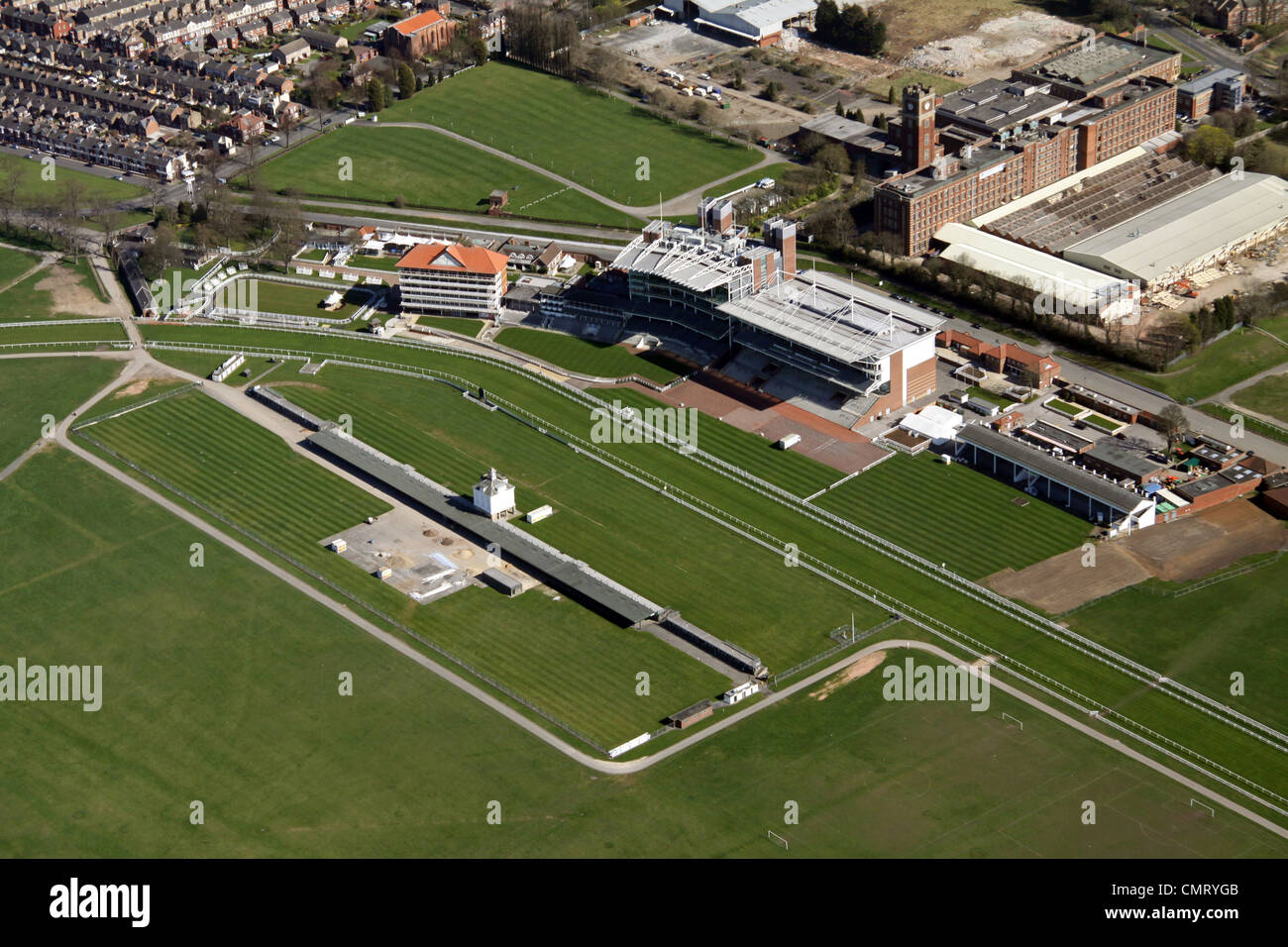 Luftaufnahme der Tribüne und Fahrerlager am York Racecourse Stockfoto