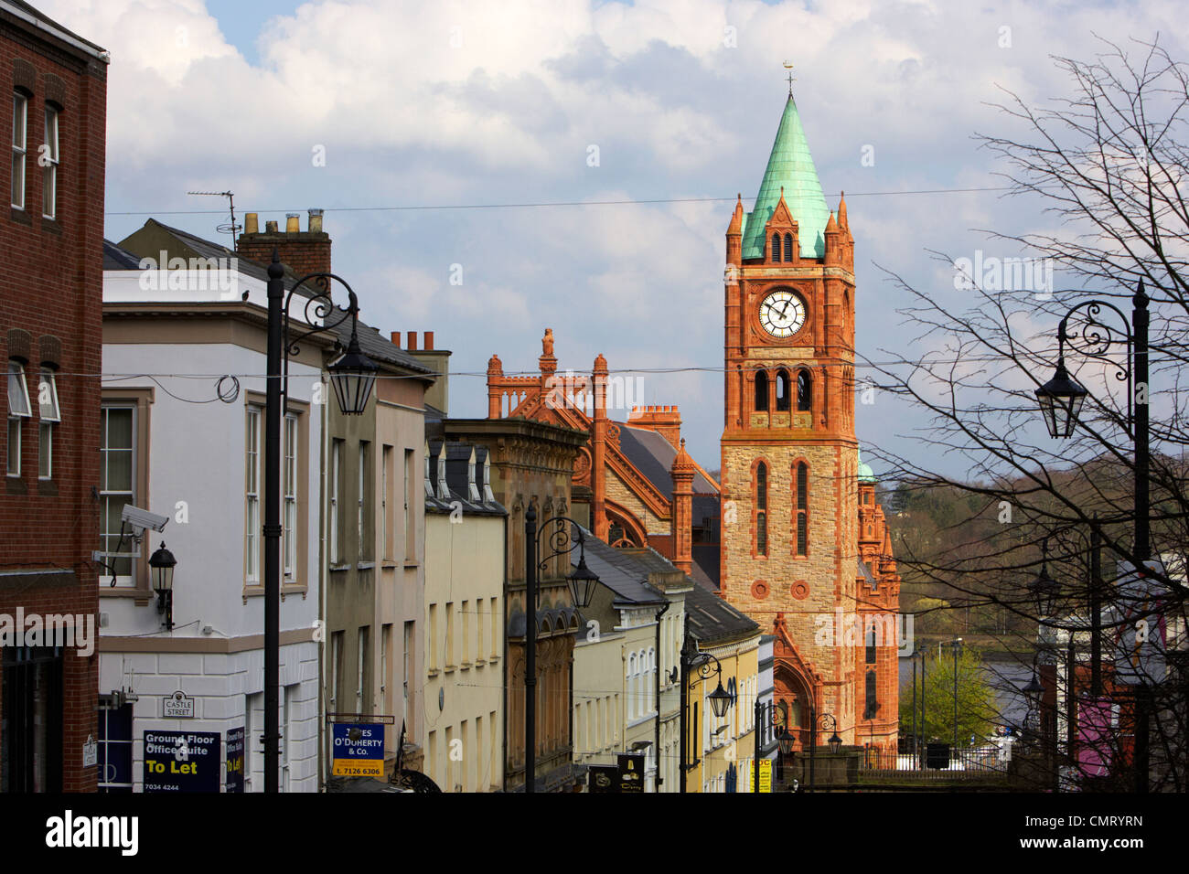 die Guildhall und Shipquay Straße innerhalb der Mauern von Derry City County Londonderry Nordirland Großbritannien. Stockfoto