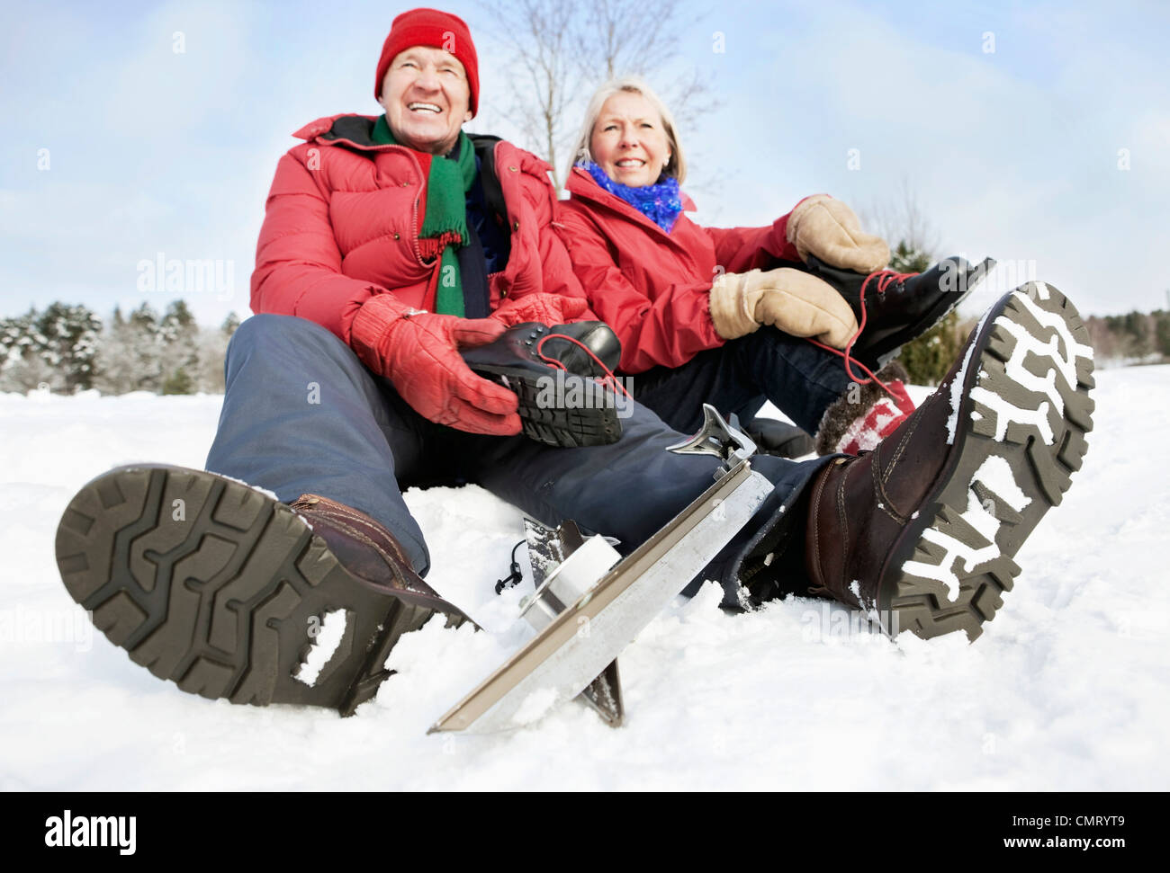 Zwei Leute sitzen im Schnee Stockfoto