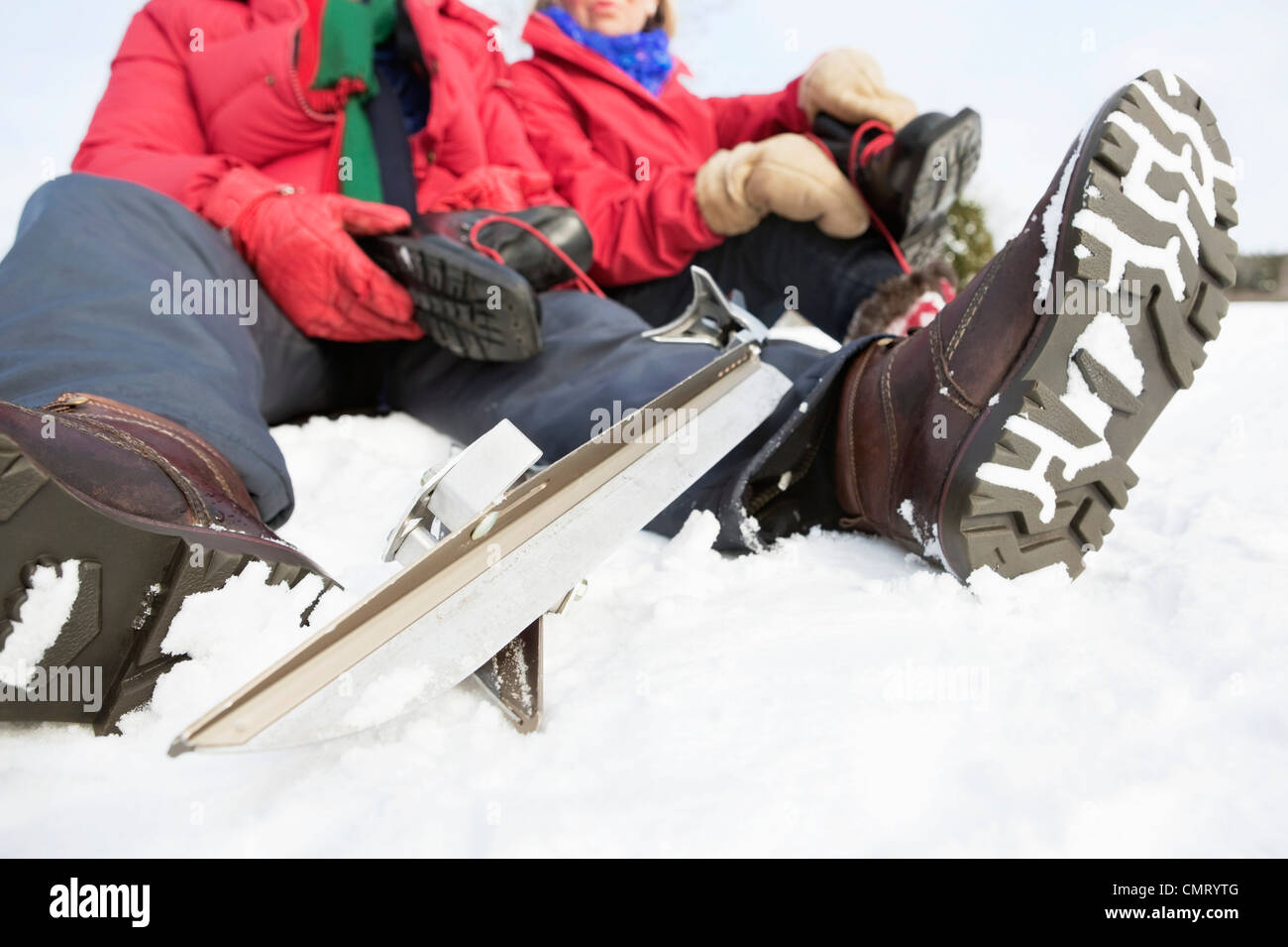 Closeup auf zwei Leute sitzen im Freien im Schnee Stockfoto