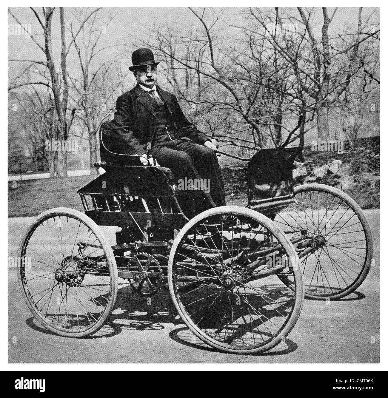 1923-Fahrrad und Buggy Anfangszeit der Automobilindustrie Auto Fahrzeug Stockfoto