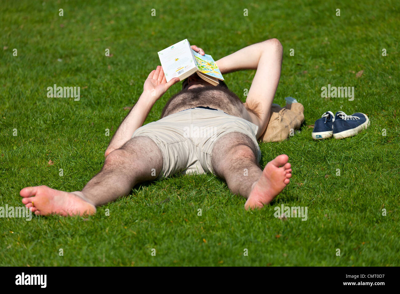 Liest Man faulenzen auf der Wiese an einem Frühlingstag - Christus Kirche College Wiesen während der Times Literary Festival 2012 Stockfoto