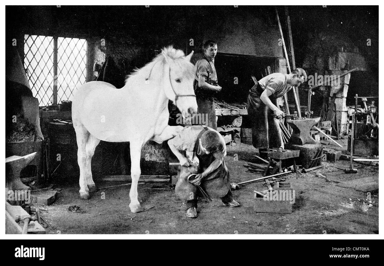 1923-Schmiede-Horse shoe Hufschmied England Stockfoto