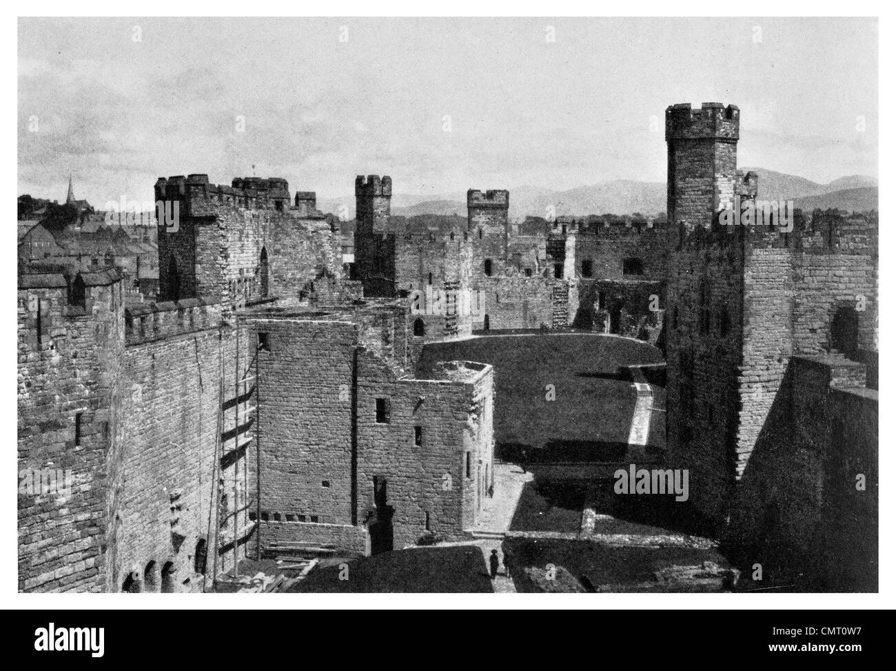 1923 Carnarvon Castle von Eagle Tower Gwynedd, Nordwesten Wales gesehen Stockfoto