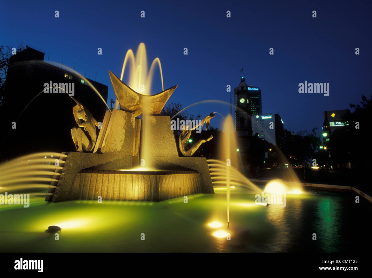 Königin Victoria Brunnen beleuchtet in der Abenddämmerung im Zentrum von Adelaide South Australia Stockfoto
