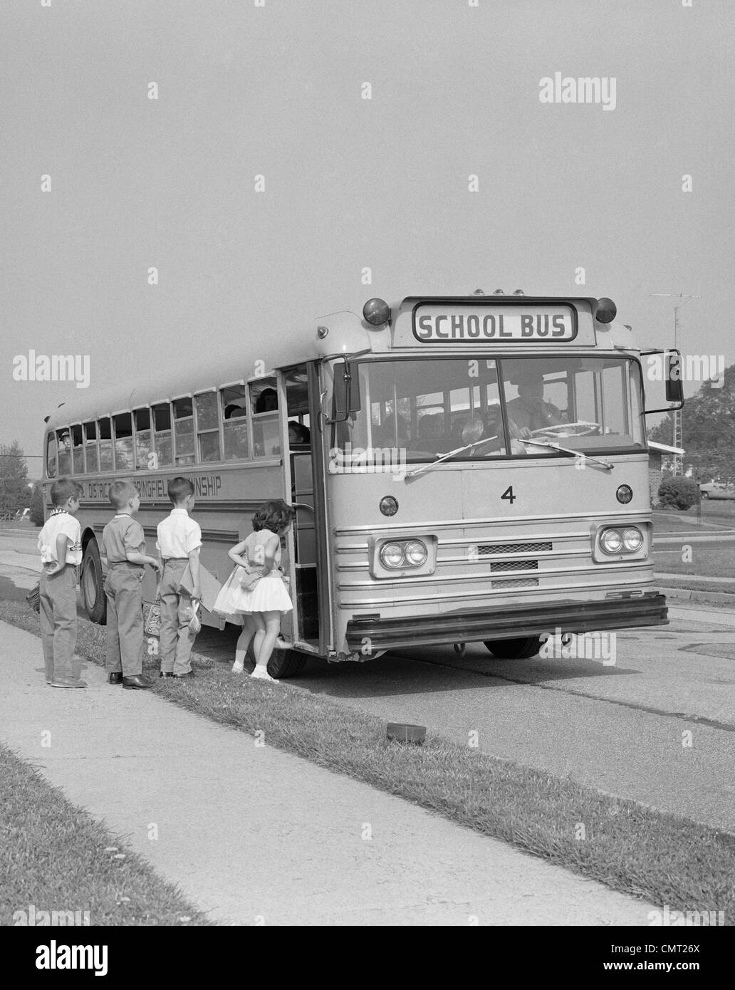 1960ER JAHRE GRUNDSCHULKINDER IMMER AUF SCHULBUS Stockfoto