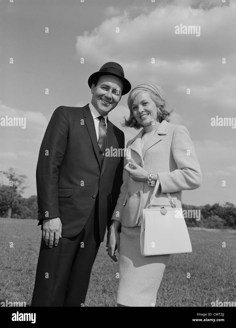 1960ER JAHRE PORTRAIT LÄCHELND PAAR IM FREIEN Stockfoto