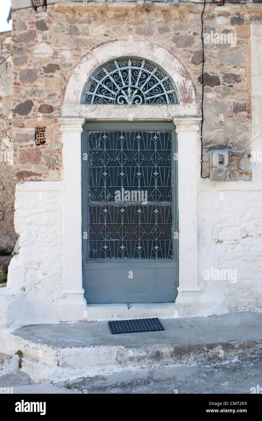 Eine alte Tür in ein Haus in Kos-Stadt, Kos, Griechenland. Stockfoto