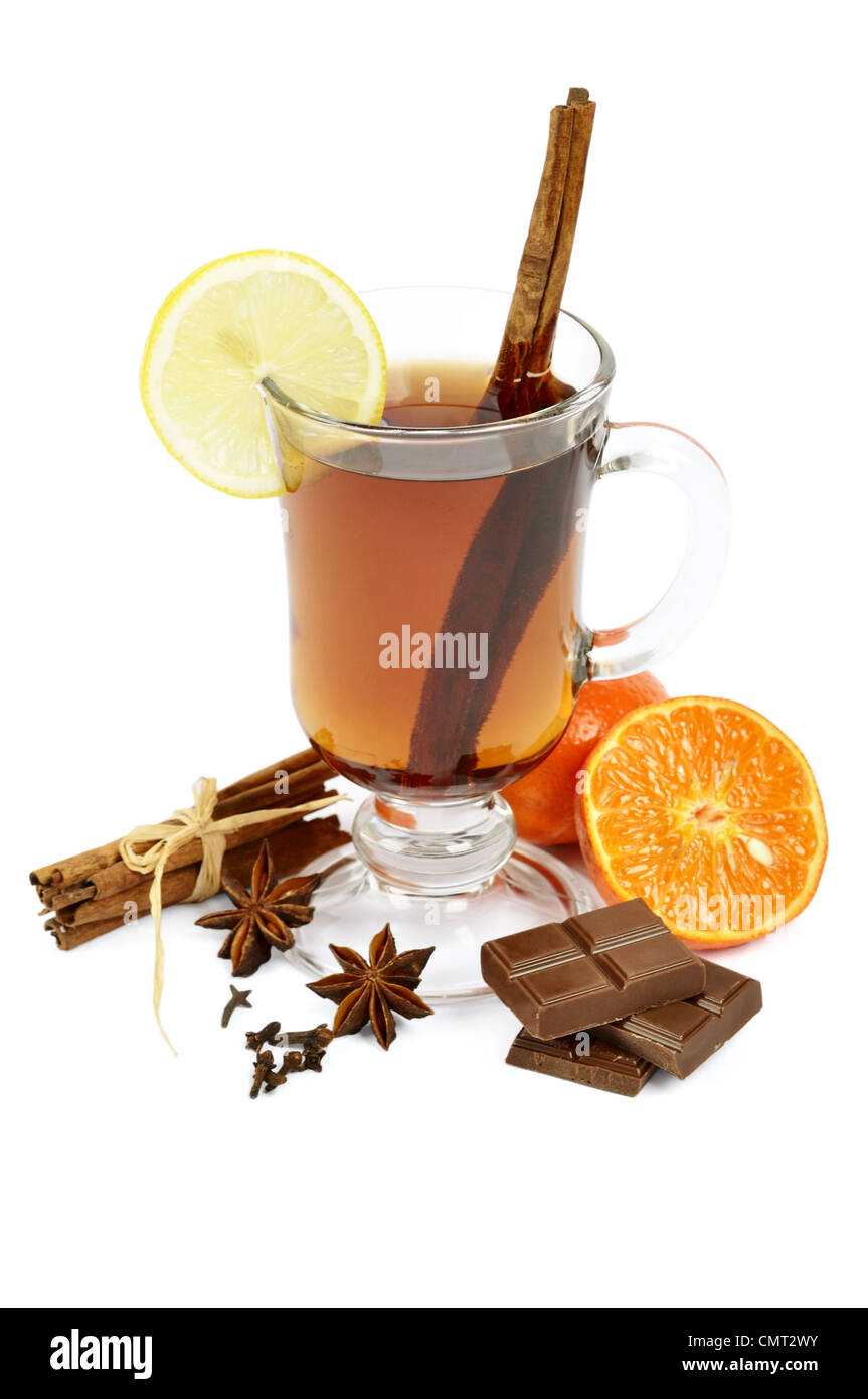 Glühwein mit Schokolade, Zimt, Anis, Zitrone und Orange auf weiß Stockfoto