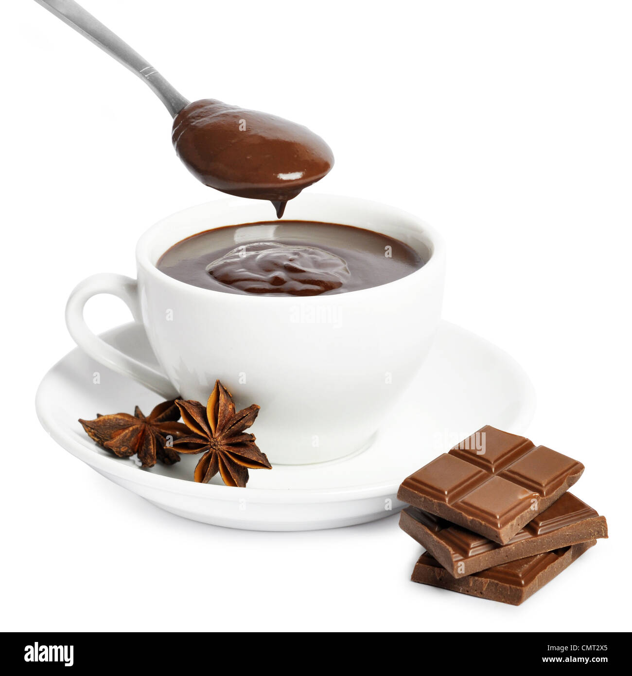 Tasse heiße Schokolade mit Schokolade in Tee-Löffel isoliert auf weißem Hintergrund Stockfoto