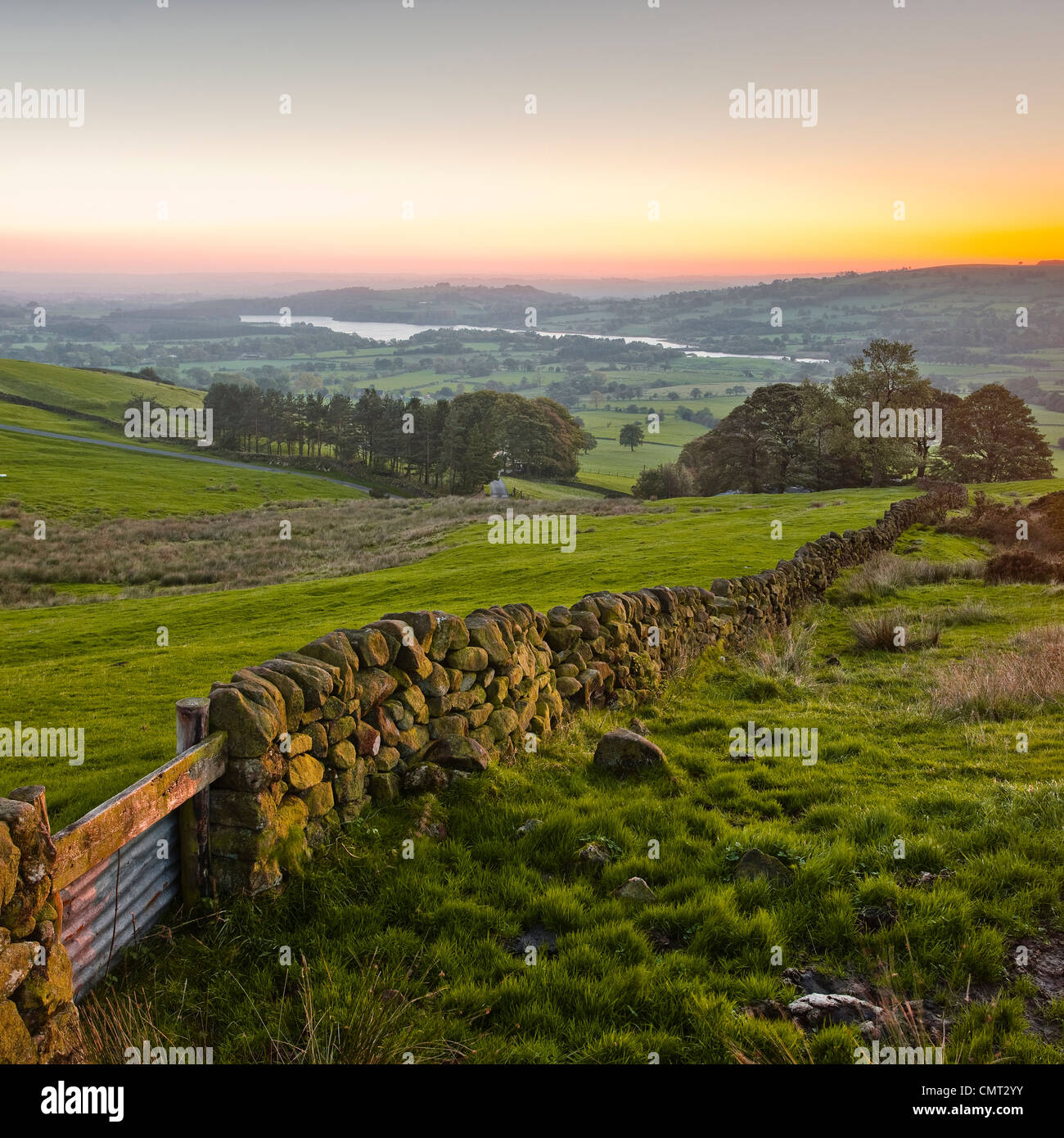 Blick über die Staffordshire-Landschaft in der Nähe der Schaben bei Sonnenuntergang. Tittesworth Reservoir kann im Hintergrund zu sehen. Stockfoto