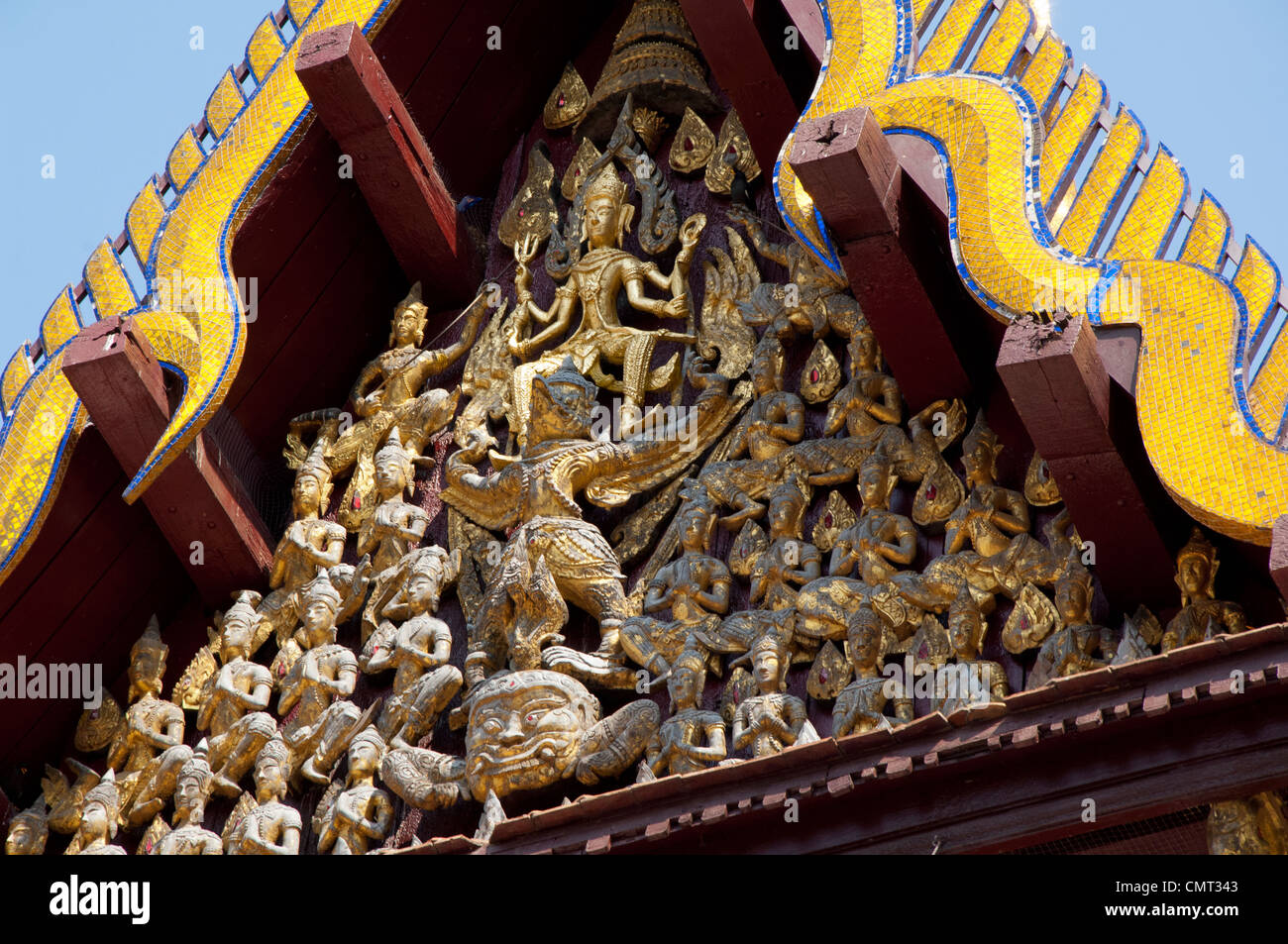 Thailand Ayutthaya. Wat Na wat naphrameru phramane (aka) Tempel aus Holz geschnitzte Dach detail. Stockfoto