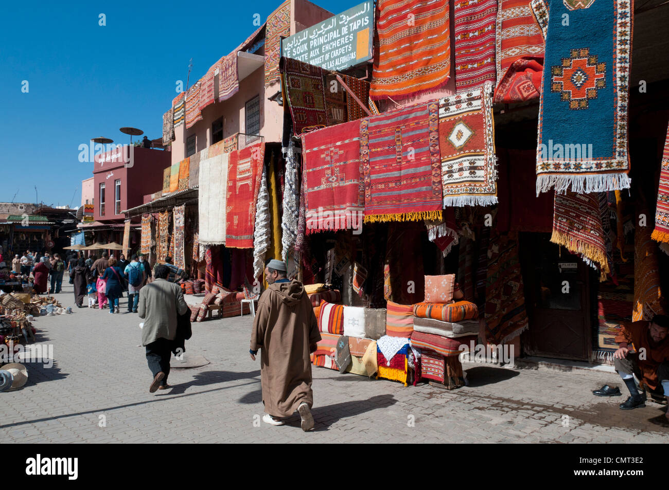 Marrakesch, Marokko - Straßenszene im belebten Souk Markt am Rahba Qedima in Medina Bezirk, Marrakesch, Nordafrika Stockfoto