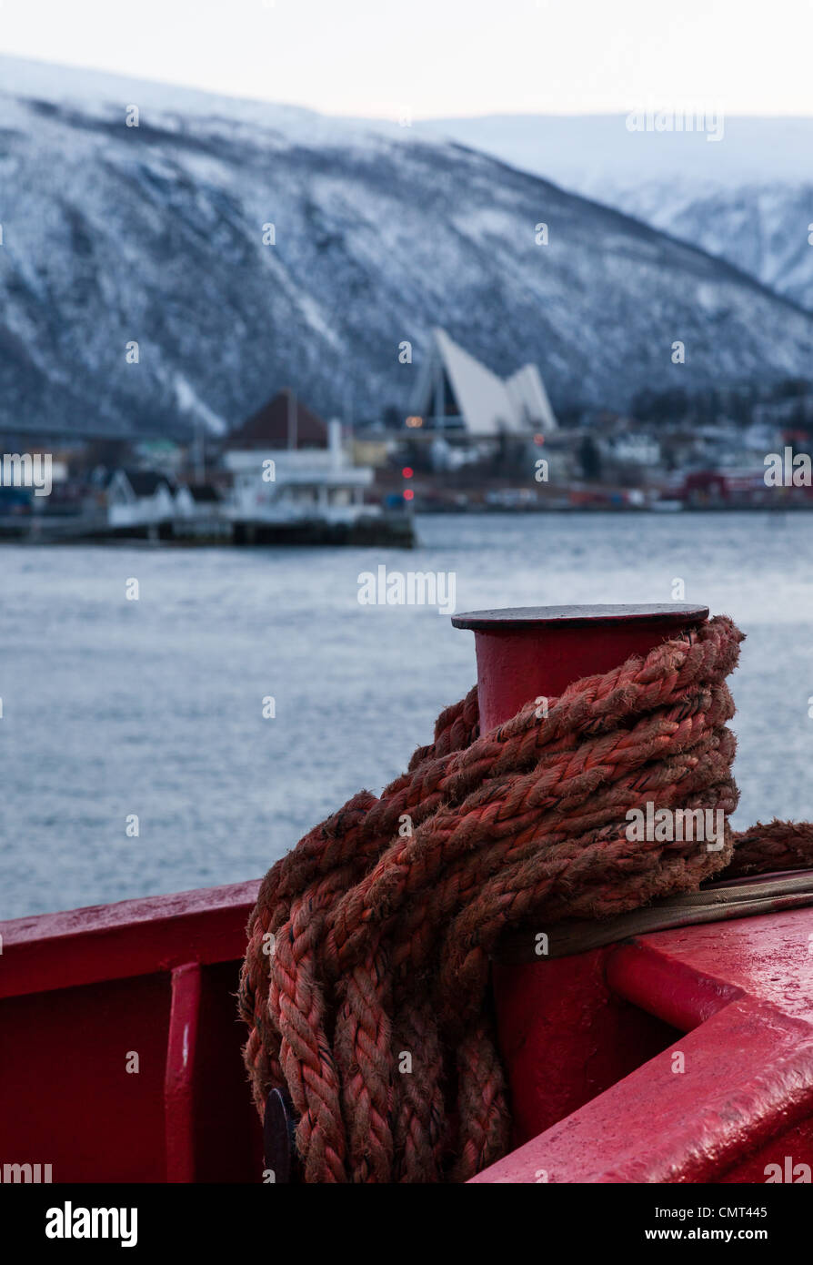 Roten Seil auf einem roten Fischerboot vor der arktischen Kathedrale, Tromsø, Norwegen Stockfoto