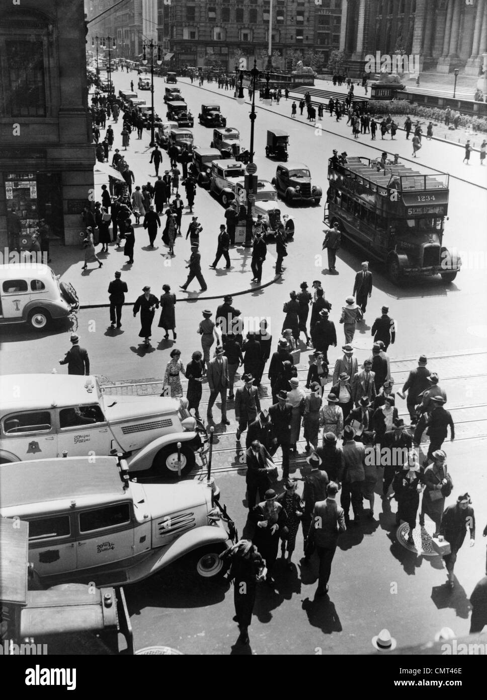 1930ER JAHREN FUßGÄNGERZONE MENGE KREUZUNG KREUZUNG 42ND STREET & 5TH AVENUE NYC AUTOS TAXIS DOPPELDECKER BUSSE STRAßE LUFTBILD Stockfoto