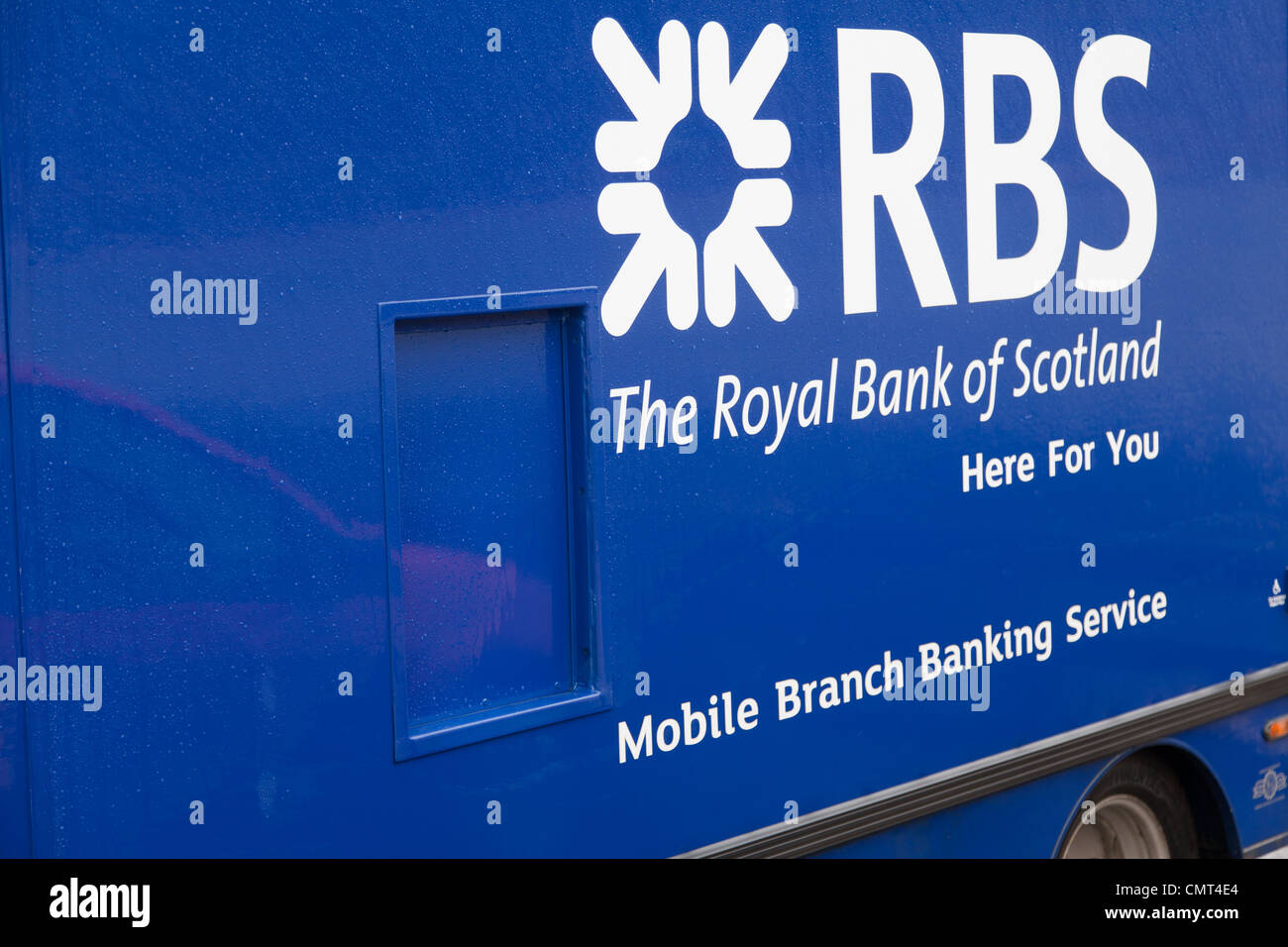 Eine mobile Bank RBS parkten außerhalb der Applecross Inn in Wester Ross auf einem nassen bewölkten Tag Stockfoto