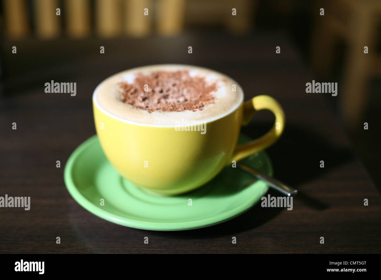 Cappuccino mit Schokostreuseln Stockfoto