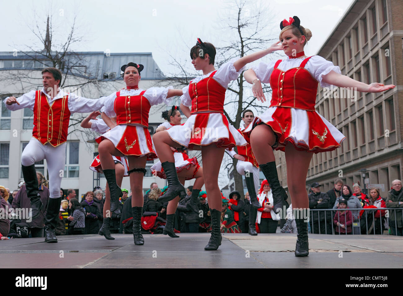 Tanz Gruppe Seiden Veilchen, Rheinische Karneval 2012, Altweiber, Sturm des Rathauses, D-Krefeld, Rhein, Niederrhein, Nordrhein-Westfalen, NRW Stockfoto