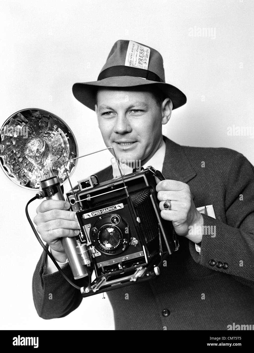 1930ER JAHREN 1940ER JAHRE 1950ER JAHRE PRESSE FOTOGRAF MANN HÄLT GRAFIK BLITZER MIT BLITZLAMPE BELEUCHTUNG Stockfoto