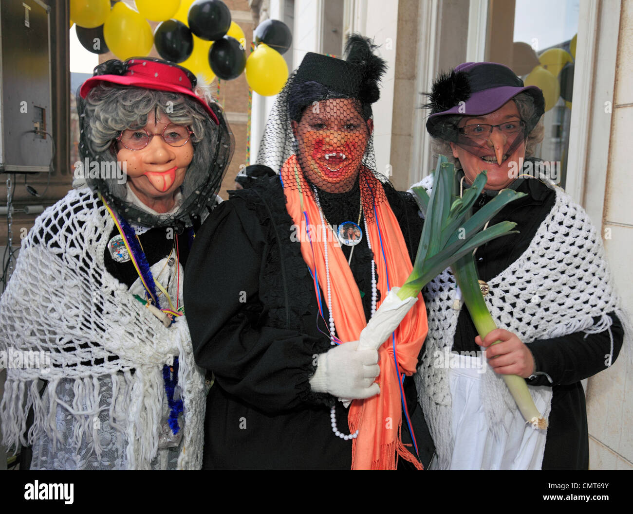 Narren, Kostüme, drei Frauen, Lauch, Rheinischen Karneval 2012, Altweiber, Sturm des Rathauses, D-Krefeld, Rhein, Niederrhein, Nordrhein-Westfalen, NRW Stockfoto