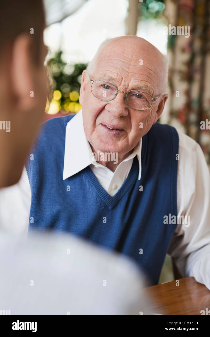 Älterer Mann im Gespräch mit seinem Sohn Stockfoto