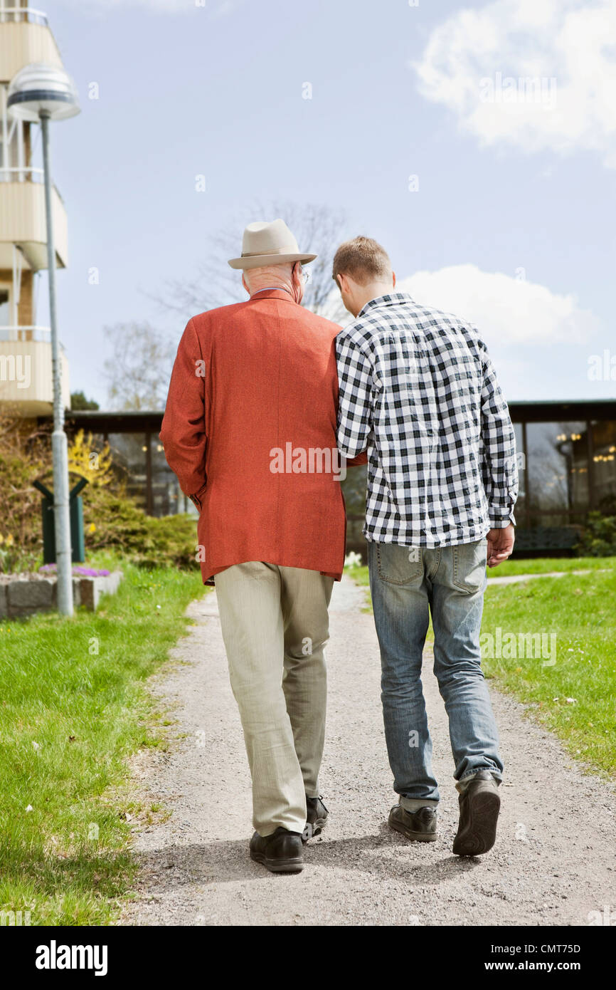 Ansicht von hinten von zwei Generationen auf einem Spaziergang Stockfoto