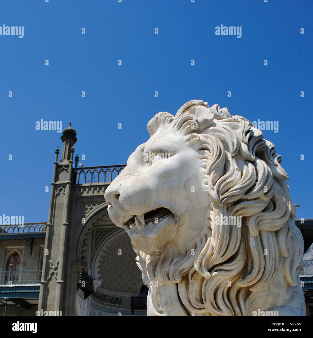 Ukraine. Die autonome Republik Krim. Woronzow-Palast. Südfassade. Marmor-Medici Löwe Skulptur von Giovanni Bonnani. Stockfoto