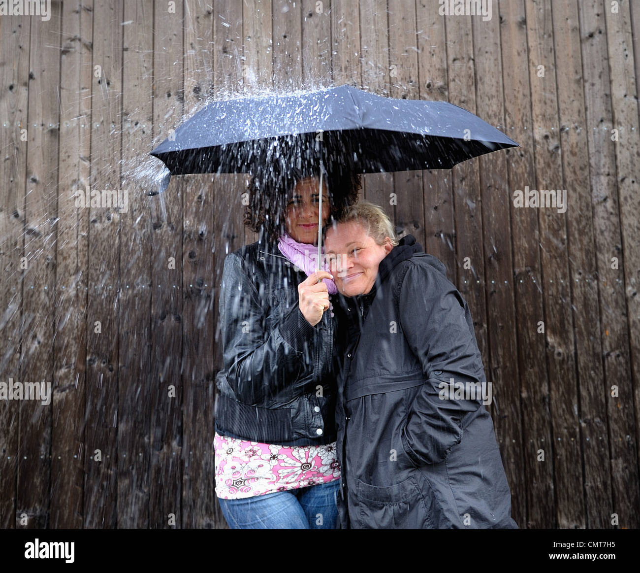 Zwei Frauen unter einem Dach Stockfoto