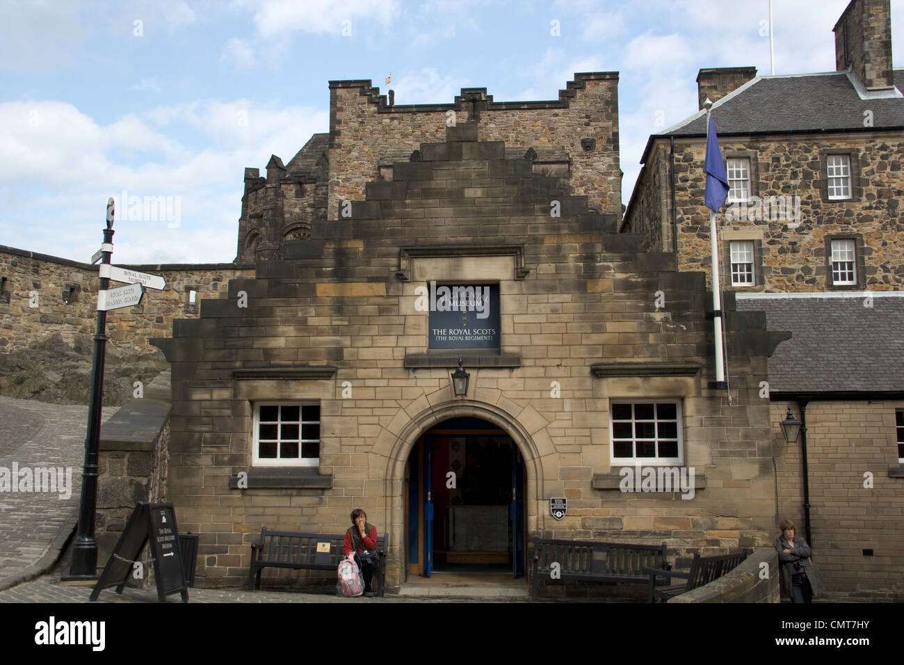 Das Royal Scots Dragoon Guards Museum in Edinburgh Castle, wie aus der Ferne gesehen. Das Museum hat Medaillen, Uniformen und Waffen. Stockfoto