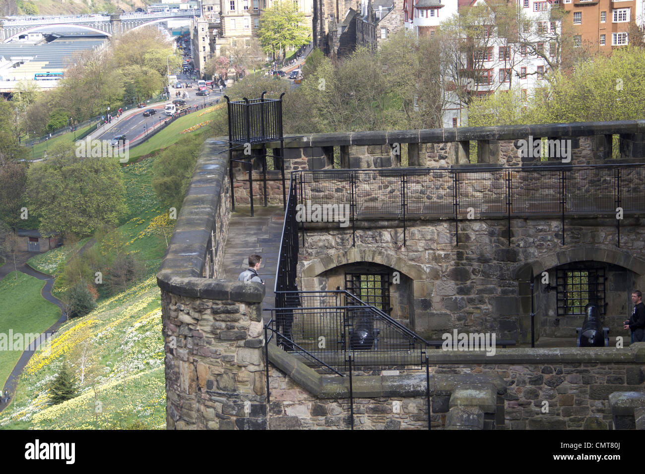 Touristen im Edinburgh Castle. Dies ist eines der oberen und äußeren Teile des Schlosses und der steile Hang zur Seite gesehen. Stockfoto