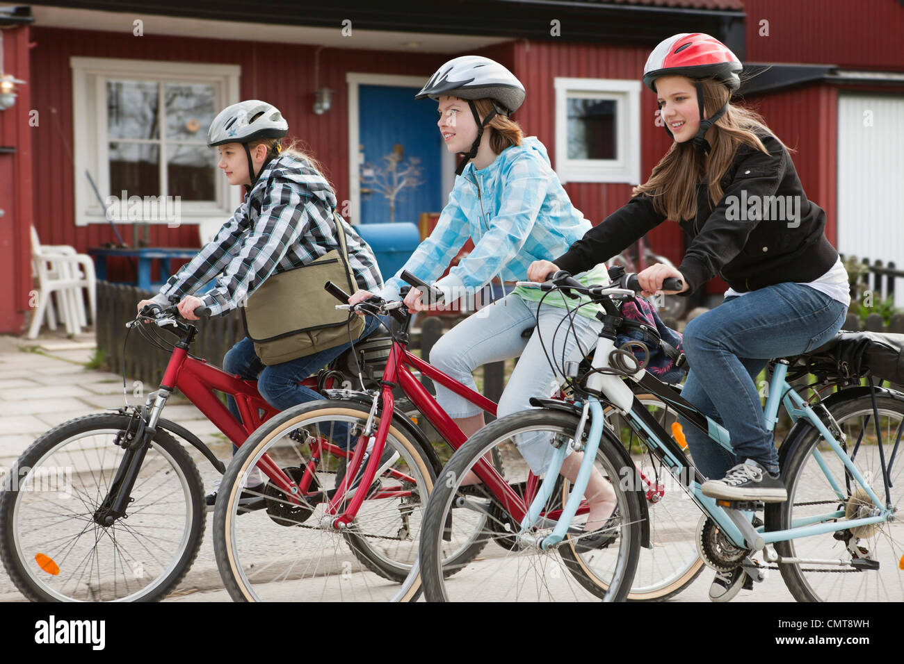 Freunde (12-13) Radfahren gegen Bauwerke Stockfoto